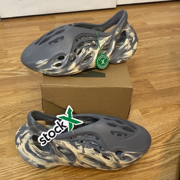 New in Box Stock X Adidas YZY Foam Runner Men’s size 10 - Picture 7 of 8